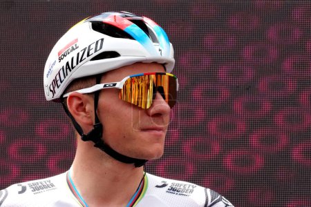 Téléchargez les photos : Remco Evenepoel est un cycliste belge qui roule pour le Soudal Quick-Step, lors de la sixième étape du Giro d'Italia avec départ et arrivée à Naples. - en image libre de droit