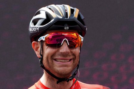 Téléchargez les photos : Damiano Caruso est un cycliste italien qui roule pour l'équipe victorieuse de Bahreïn, lors de la sixième étape du Giro d'Italia avec départ et arrivée à Naples. - en image libre de droit