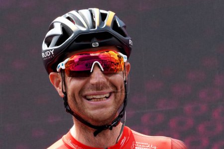 Téléchargez les photos : Damiano Caruso est un cycliste italien qui roule pour l'équipe victorieuse de Bahreïn, lors de la sixième étape du Giro d'Italia avec départ et arrivée à Naples. - en image libre de droit