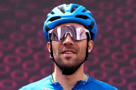 Téléchargez les photos : Thibaut Pinot un ciclista su strada francese che corre per il team Groupama-FDJ, lors de la sixième étape du Giro d'Italia avec départ et arrivée à Naples - en image libre de droit