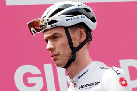 Téléchargez les photos : Thymen Arensman est un cycliste et cycliste néerlandais qui évolue pour l'équipe Ineos Grenadiers, lors de la sixième étape du Giro d'Italia avec départ et arrivée à Naples. - en image libre de droit