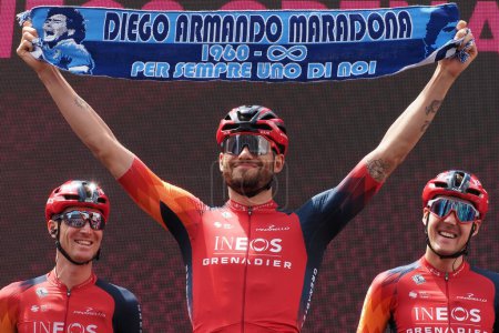 Téléchargez les photos : Filippo Ganna est un cycliste de route et pistard italien qui roule pour l'équipe Ineos Grenadiers, lors de la sixième étape du Giro d'Italia avec départ et arrivée à Naples. - en image libre de droit