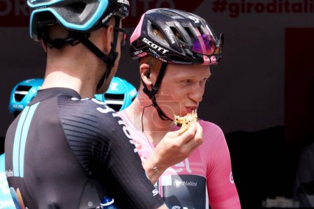Foto de Andreas Leknessund es un ciclista noruego que monta para el DSM Team, durante la sexta etapa del Giro de Italia con salida y llegada a Nápoles.. - Imagen libre de derechos