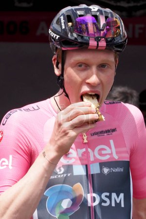 Téléchargez les photos : Andreas Leknessund est un cycliste norvégien qui roule pour l'équipe DSM, lors de la sixième étape du Giro d'Italia avec départ et arrivée à Naples. - en image libre de droit