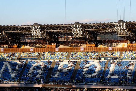 Foto de Los aficionados se preparan para ver el partido Udinese Napoli desde las pantallas gigantes dentro del estadio Diego Armando Maradona. - Imagen libre de derechos