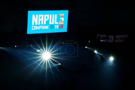 Foto de Pantalla gigante colocada dentro del estadio Diego Armando Maradona, proyecta las palabras "Campeones de Nápoles de Italia". - Imagen libre de derechos