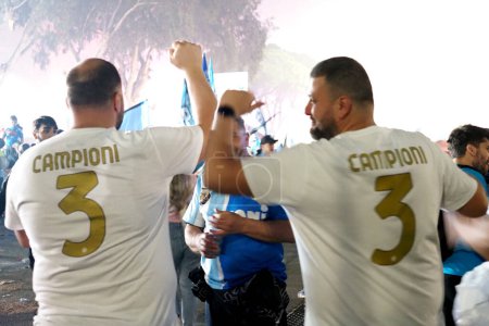 Foto de Los aficionados napoleónicos celebran la victoria del campeonato italiano A 2022 / 2023 después de treinta y tres años, frente al estadio Diego Armando Maradona. - Imagen libre de derechos