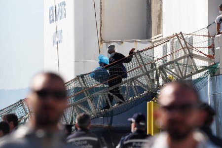 Foto de El buque de búsqueda y rescate de migrantes Geo Barents, perteneciente a la ONG "organización no gubernamental" MSF "Mdecins Sans Frontires". Llega al puerto de Nápoles, con 75 migrantes a bordo rescatados frente a la costa de Libia, entre los 75 migrantes - Imagen libre de derechos