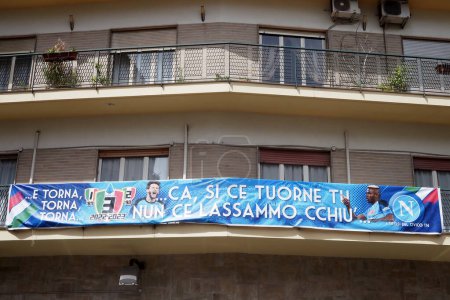 Foto de Banner publicitario que representa a los jugadores Napoli y el tercer scudetto, en la ciudad durante los preparativos para las celebraciones de la fiesta del scudetto. - Imagen libre de derechos