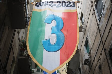Foto de Bandera que representa el tercer scudetto de Nápoles, exhibido en los barrios españoles, durante los preparativos para la celebración de la victoria del tercer Scudetto. - Imagen libre de derechos