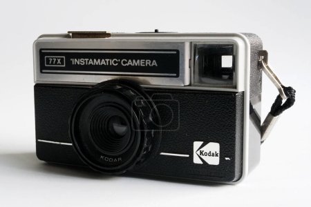 Téléchargez les photos : Dans cette Illustration. Vieil appareil photo Instamatic 77X Kodak, fabriqué entre 1977 et 1984, un ensemble d'ampoules flash "Magicube" a été vendu dans la boîte. - en image libre de droit