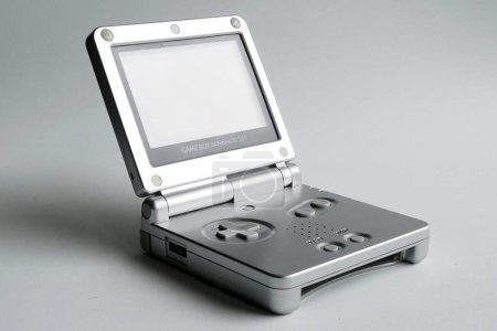 Téléchargez les photos : Dans cette Illustration. Nintendo Game Boy Advance SP "SP stands for Special Project", sorti pour la première fois en 2002, est maintenant abandonné. On estime que les unités vendues étaient d'environ 94,42 millions, la dernière estimation faite en 2016. - en image libre de droit