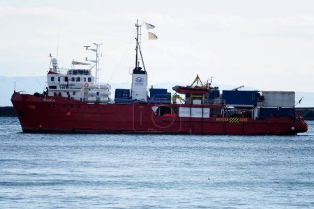 Téléchargez les photos : The German rescue ship "sea-eye 4" arrives at the port of Naples with 109 migrants on board, including 35 minors, 18 women, one of whom is pregnant and two dead. - en image libre de droit