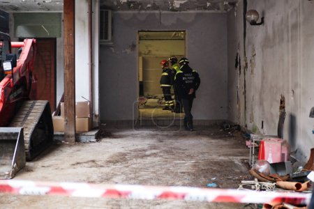 Téléchargez les photos : Pompiers lors de la démolition du bunker du patron de Camorra Michele Zagaria, via Mascagni en Casapesenna, le processus de démolition durera environ deux semaines - en image libre de droit