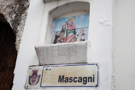 Téléchargez les photos : Démolition du bunker du patron de Camorra Michele Zagaria, via Mascagni en Casapesenna, le processus de démolition durera environ deux semaines. - en image libre de droit