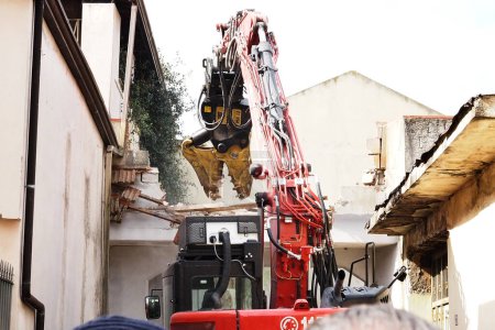 Foto de Vehículo especial de los bomberos, durante la demolición del búnker del jefe de Camorra Michele Zagaria, en vía Mascagni en Casapesenna, el proceso de demolición durará unas dos semanas. - Imagen libre de derechos
