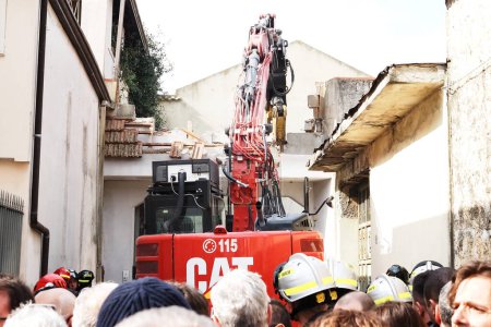 Téléchargez les photos : Véhicule spécial des pompiers, lors de la démolition du bunker du patron de Camorra Michele Zagaria, via Mascagni en Casapesenna, le processus de démolition durera environ deux semaines. - en image libre de droit