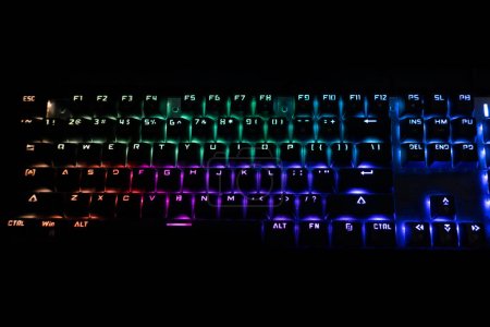 Mechanische Tastatur nachts in rgb-Farben beleuchtet. 