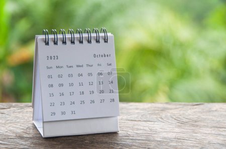 Tischkalender Oktober 2023 mit anpassbarem Platz für Text oder Ideen. Kalenderkonzept und Kopierraum. 
