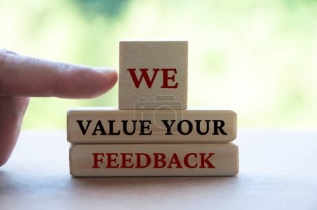 Téléchargez les photos : We value your feedback text on wooden blocks. Feedback concept - en image libre de droit