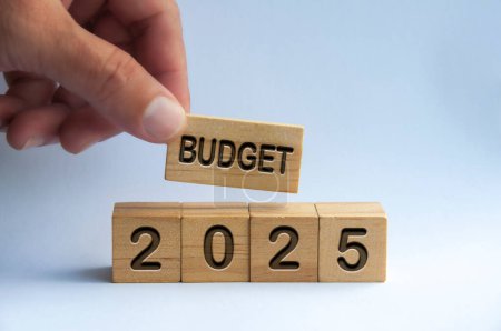 Téléchargez les photos : Budget 2025 text on wooded blocks with blurred nature background. Yearly budget concept. - en image libre de droit