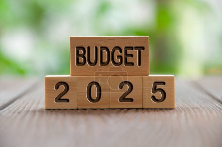 Foto de Budget 2025 text on wooded blocks with blurred nature background. Yearly budget concept. - Imagen libre de derechos