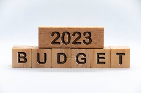 Foto de Presupuesto 2023 texto grabado en bloques de madera con fondo de cubierta blanca. Concepto presupuestario. - Imagen libre de derechos
