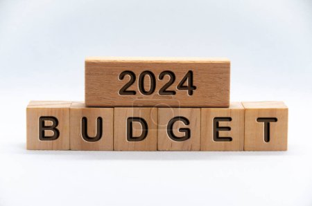 Foto de Presupuesto 2024 texto grabado en bloques de madera con fondo de cubierta blanca. Concepto presupuestario. - Imagen libre de derechos