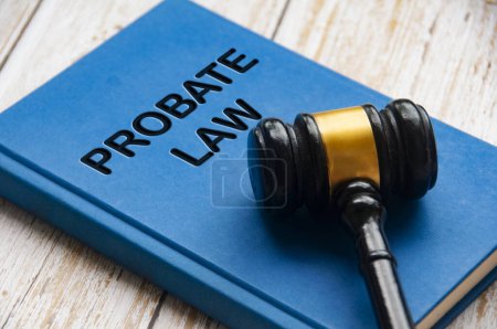 Probate Law Book mit Hammer auf weißem Hintergrund. Probate Law Konzept.