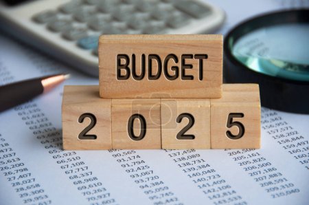 Haushaltsplan 2025 Text auf Holzklötzen mit Datenanalyse und Bürokonzept Hintergrund. Haushaltskonzept.