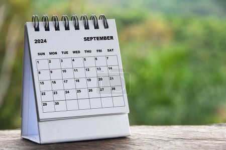 Foto de 2024 Calendario del mes de septiembre con fondo borroso de la naturaleza. Copiar espacio y concepto de calendario. - Imagen libre de derechos