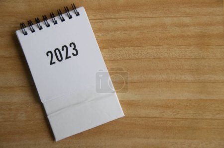 Photo pour Année 2023 texte sur calendrier de table blanche avec espace personnalisable pour le texte ou les idées. Espace de copie. - image libre de droit