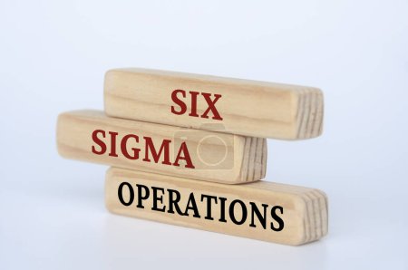 Téléchargez les photos : Six opérations Sigma texte sur des blocs de bois. Culture d'entreprise et concept d'excellence opérationnelle. - en image libre de droit