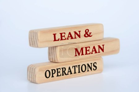 Téléchargez les photos : Lean et moyennes opérations texte sur les blocs de bois. Culture d'entreprise et concept d'excellence opérationnelle. - en image libre de droit