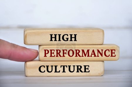 Hochleistungs-Kulturtext auf Holzklötzen. Unternehmenskultur und Operational Excellence Konzept.