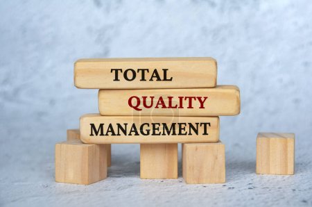 Texto de gestión de calidad total en bloques de madera. Concepto de gestión empresarial.