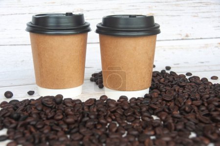 Téléchargez les photos : Tasse à café à emporter entourée de grains de café. - en image libre de droit