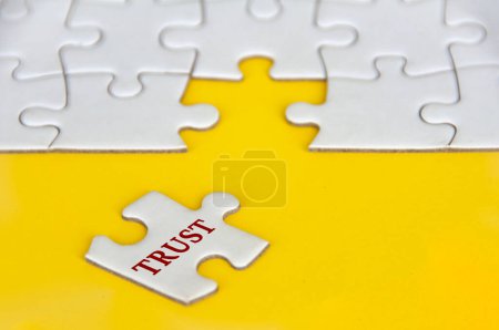 Téléchargez les photos : Texte de confiance sur puzzle manquant sur fond jaune. - en image libre de droit