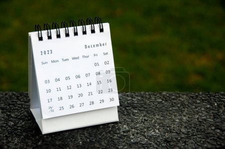 Tischkalender Dezember 2023 mit anpassbarem Platz für Text. Kalenderkonzept und Kopierraum.