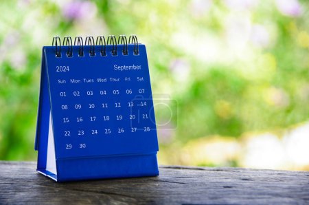 September 2024 blauer Tischkalender mit anpassbarem Platz für Text. Kalenderkonzept und Kopierraum