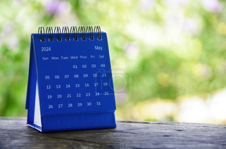 Mai 2024 blauer Tischkalender mit anpassbarem Platz für Text. Kopierraum