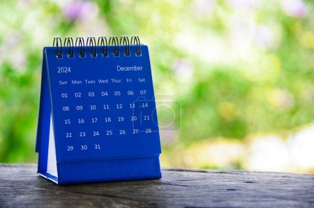 Diciembre 2024 calendario de mesa azul con espacio personalizable para el texto. Concepto de calendario y espacio de copia