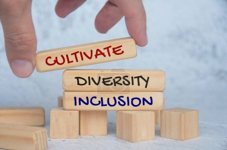 Cultivar la diversidad y el texto de inclusión en bloques de madera. Respetar el concepto de diversidad.