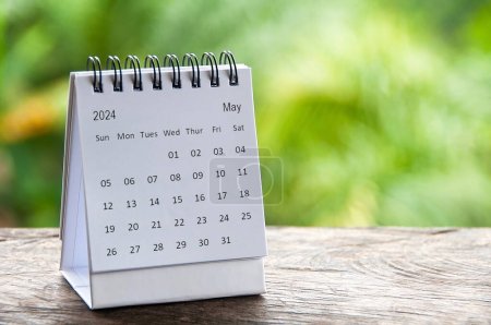 Foto de Mayo 2024 calendario de mesa con espacio personalizable para el texto. Concepto de calendario y espacio de copia. - Imagen libre de derechos