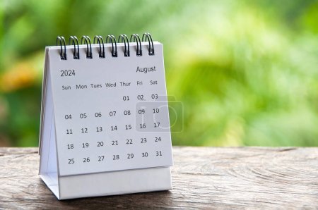 Agosto 2024 calendario de mesa blanca con espacio personalizable para texto. Concepto de calendario y espacio de copia