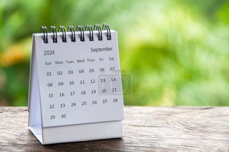 September 2024 weißer Tischkalender mit anpassbarem Platz für Text. Kalender und Kopierraum-Konzept.