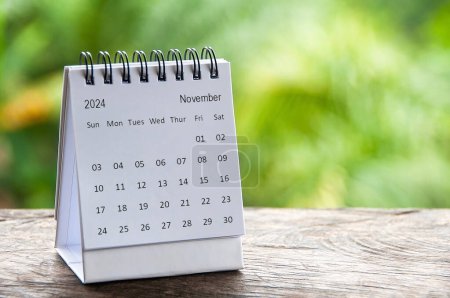 November 2024 weißer Tischkalender mit anpassbarem Platz für Text. Kalender und Kopierraum-Konzept.