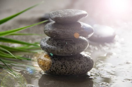 Foto de Luz que brilla hacia las piedras zen con espacio personalizable para el texto. Copiar espacio. - Imagen libre de derechos