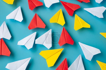 Téléchargez les photos : Vue de dessus de divers avions en papier coloré. Concept d'avion. - en image libre de droit