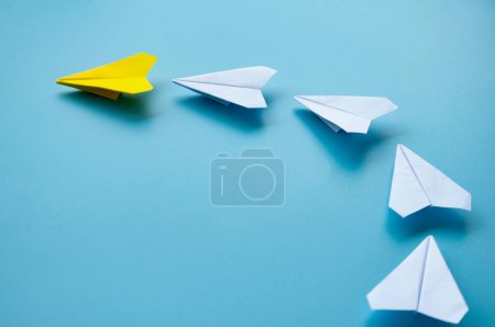 Téléchargez les photos : Vue latérale de l'origami de l'avion en papier jaune menant avions en papier blanc. Concept de leadership. - en image libre de droit